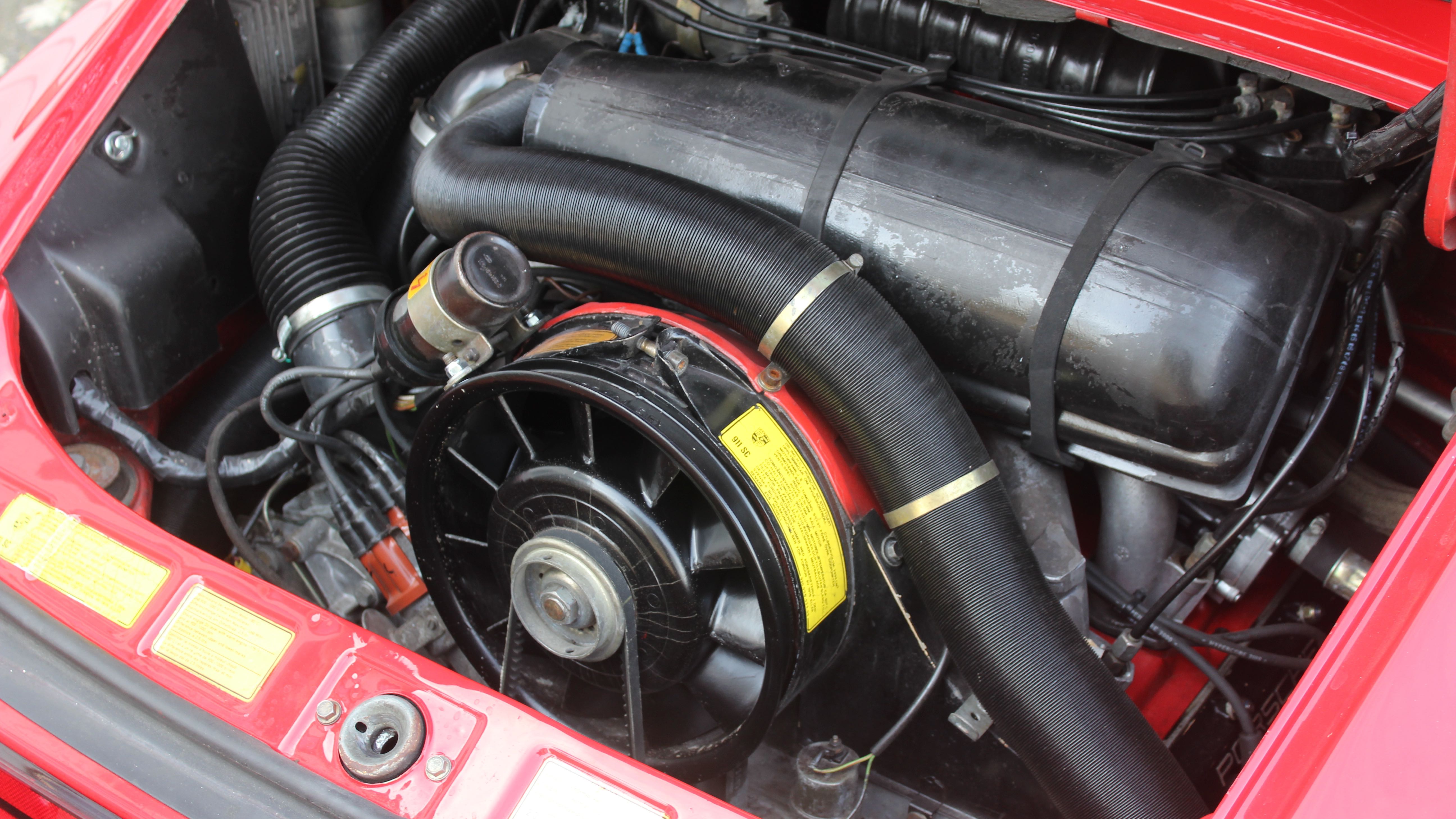 porsche 911 Targa röd motor