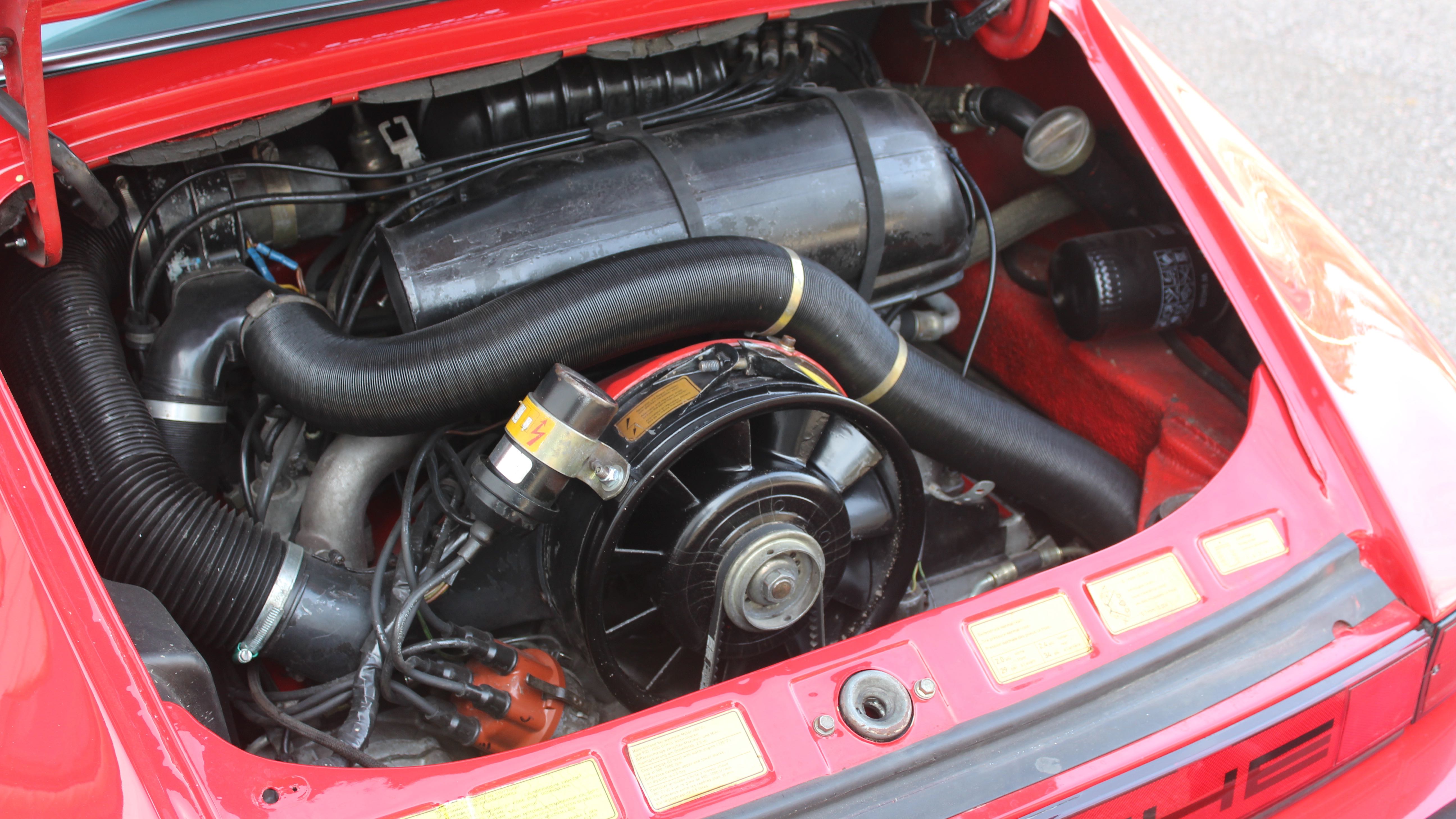 porsche 911 Targa röd motor2