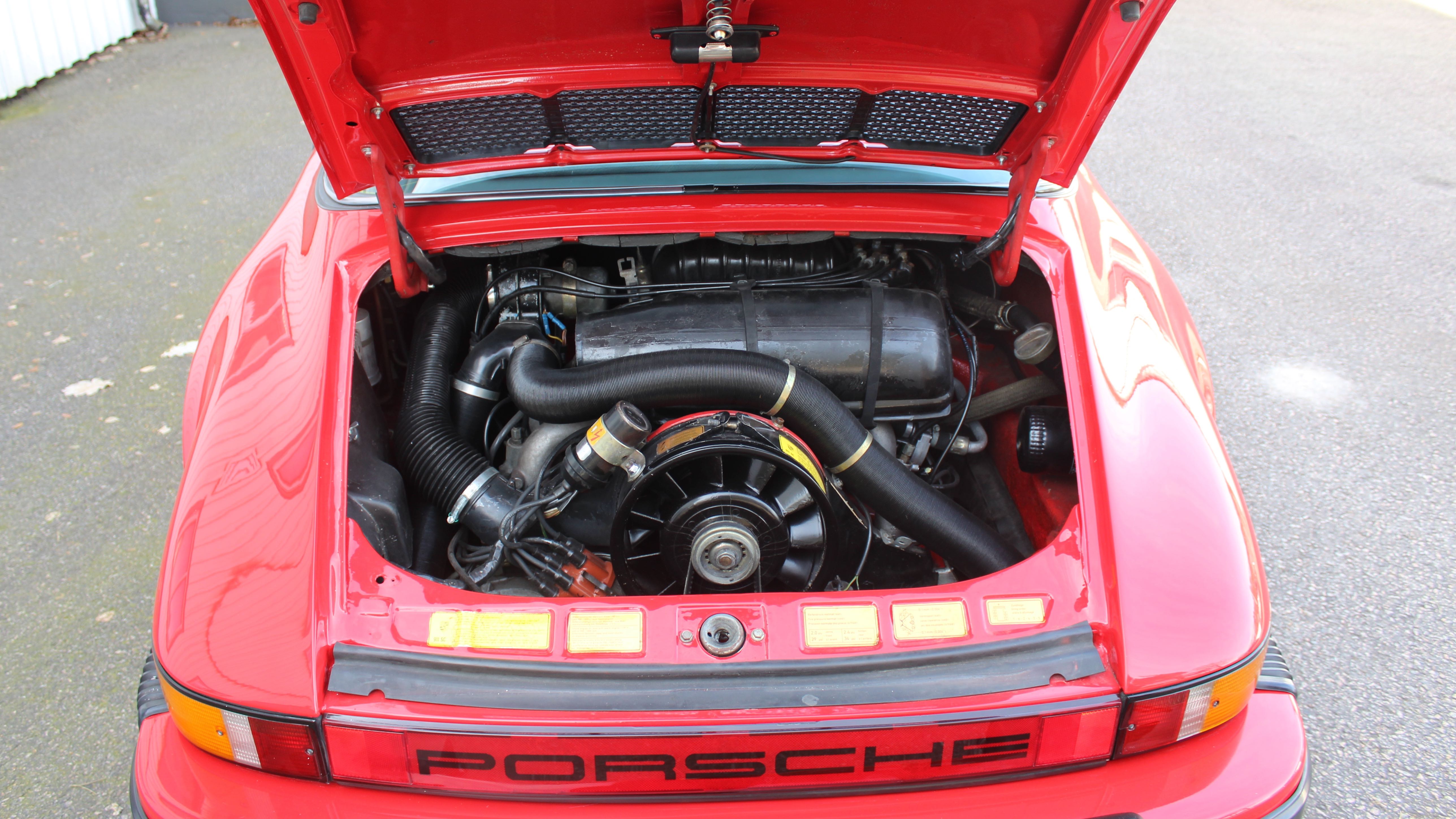 porsche 911 Targa röd motor3