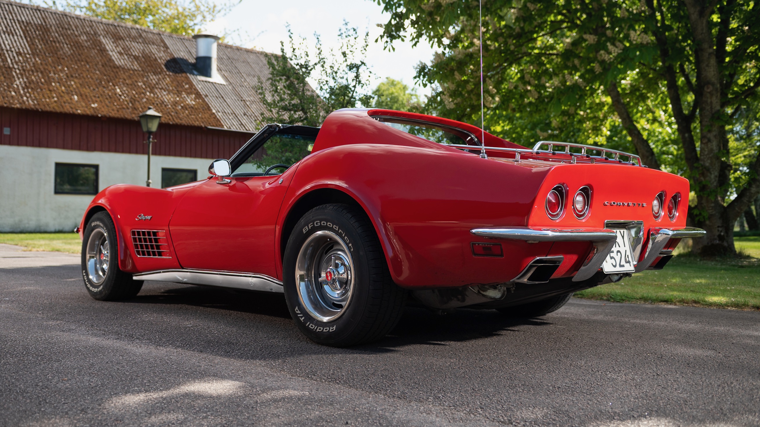 Corvette snett bak vä