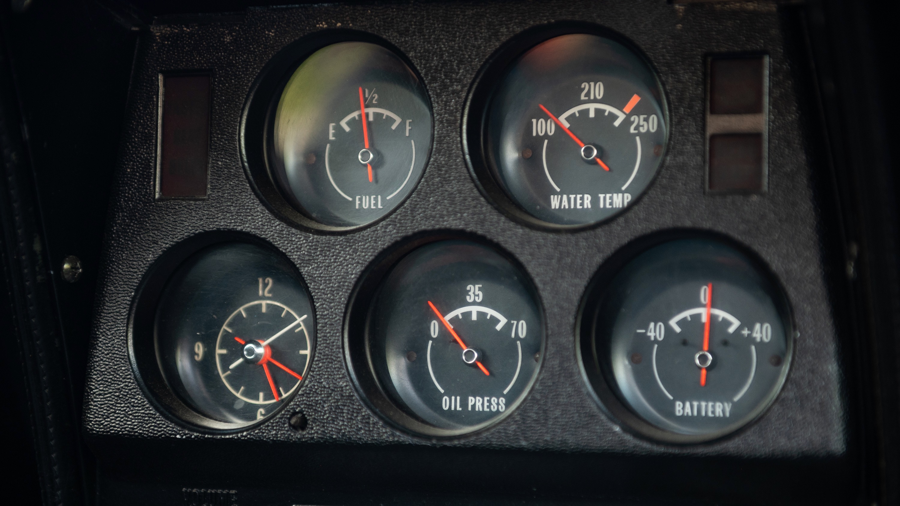 Corvette instrument